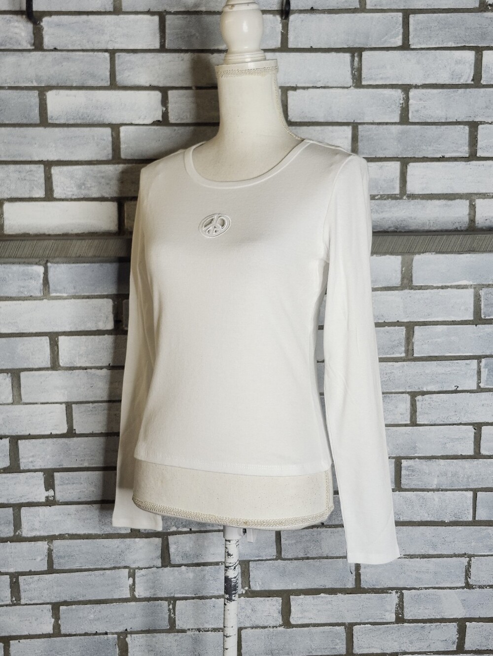 NWT No Comment Women's Long Sleeve Ribbed Peace Sign T-Shirt Medium White